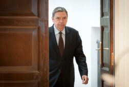 planas cree que el pp tiene una obsesion con la mocion de censura y lo ve en una carrera a la desesperada