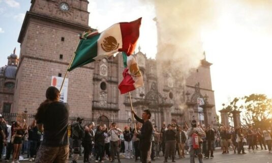 manifestantes irrumpen en la sede del gobierno del estado mexicano de michoacan por el asesinato de un alcalde