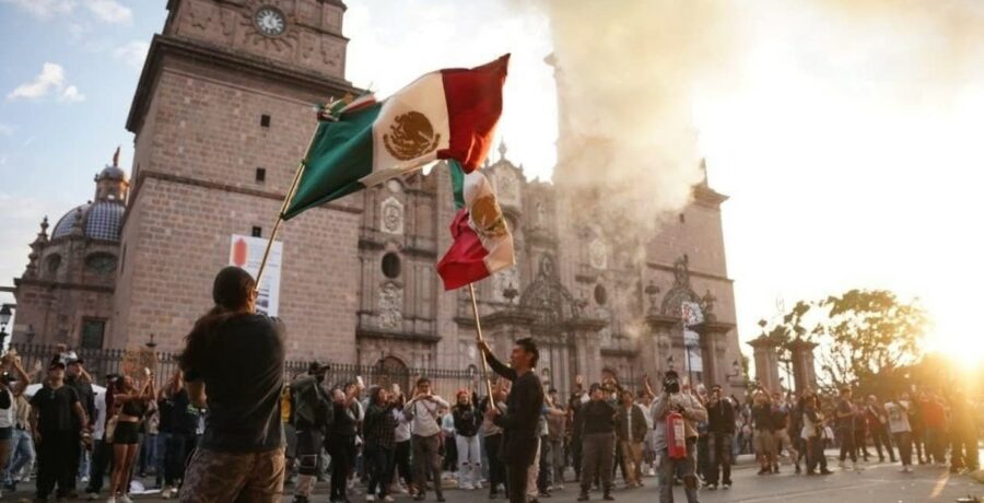 manifestantes irrumpen en la sede del gobierno del estado mexicano de michoacan por el asesinato de un alcalde