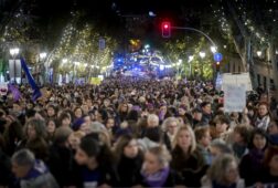 miles de mujeres han salido a las calles contra la violencia machista y el negacionismo