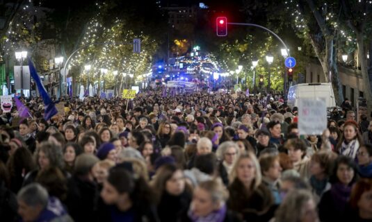 miles de mujeres han salido a las calles contra la violencia machista y el negacionismo