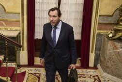 el congreso rechaza congelar las tasas de aena y pide a renfe recuperar las indemnizaciones por retraso