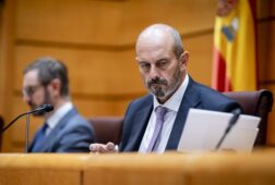 un microfono abierto capta al presidente del senado quejandose de sus senorias les importa tres pollas en vinagre
