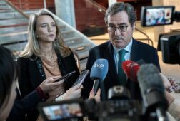 ceoe propone una subida del smi del 15 para 2026 hasta 1 202 euros al mes con tributacion en el irpf