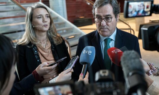 ceoe propone una subida del smi del 15 para 2026 hasta 1 202 euros al mes con tributacion en el irpf