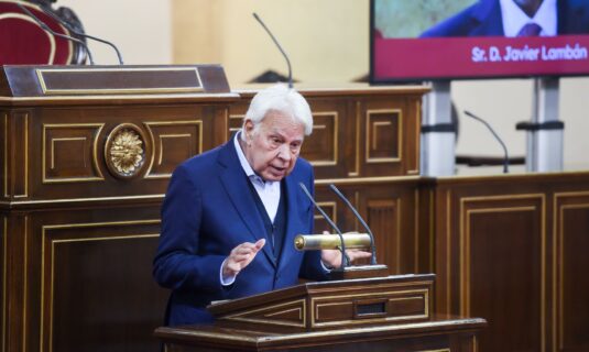 felipe gonzalez se muestra partidario de que el rey juan carlos i este en espana