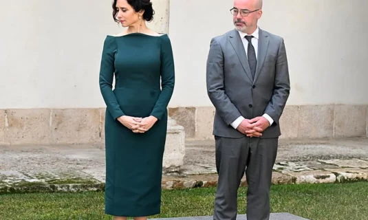 el delegado del gobierno en madrid acusa a ayuso de diferenciar entre migrantes de primera y de segunda