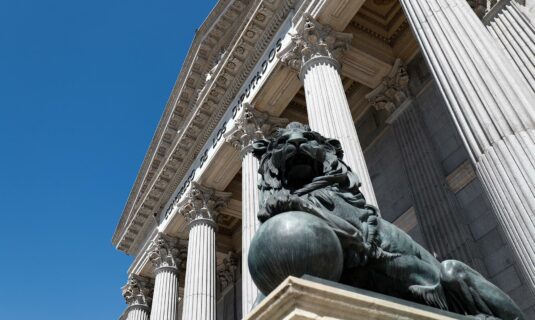 el congreso abre el primer expediente a un periodista denunciado por sumar por interrumpir una rueda de prensa