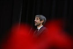 urtasun urge a una remodelacion en profundidad del gobierno para que la legislatura continue