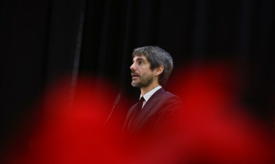 urtasun urge a una remodelacion en profundidad del gobierno para que la legislatura continue