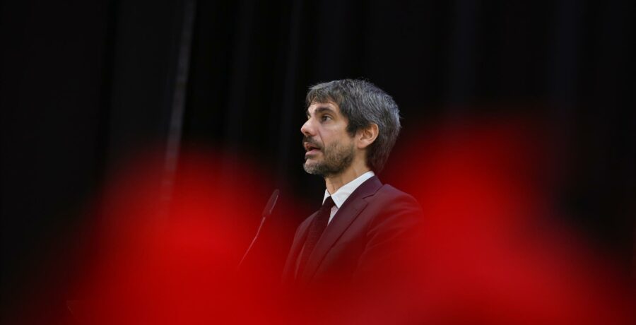 urtasun urge a una remodelacion en profundidad del gobierno para que la legislatura continue