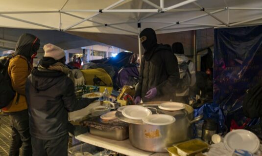 desalojados del b9 de badalona barcelona pasan la nochebuena bajo el puente de la c 31