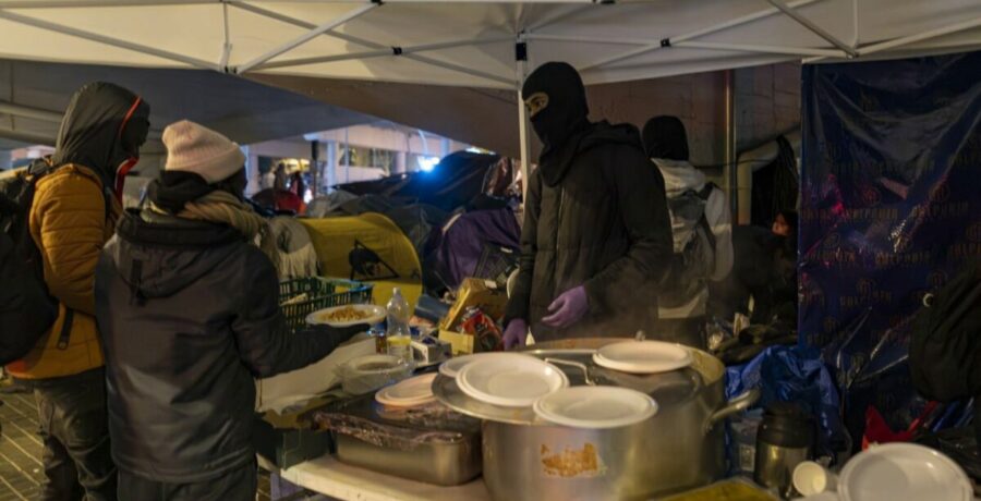 desalojados del b9 de badalona barcelona pasan la nochebuena bajo el puente de la c 31
