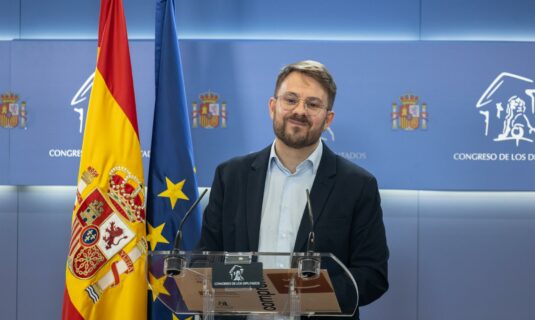 compromis reclama que el cis pregunte sobre la monarquia tras los 50 anos de su restauracion y las memorias del emerito