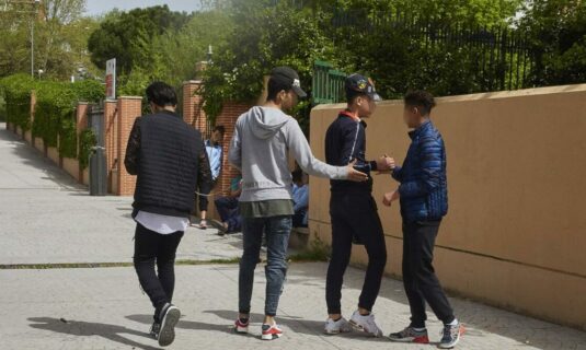 el delegado del gobierno en madrid acusa a ayuso de diferenciar entre migrantes de primera y de segunda