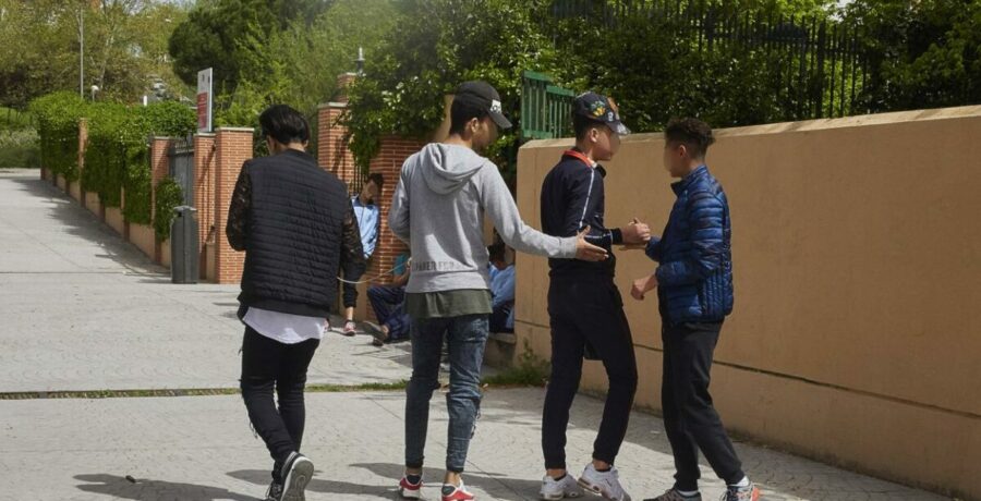 el delegado del gobierno en madrid acusa a ayuso de diferenciar entre migrantes de primera y de segunda