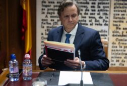 maria chivite cesa al director general de obras publicas tras el informe de la intervencion sobre belate