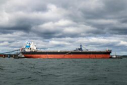 trump decreta un bloqueo total de los petroleros sancionados en torno a venezuela