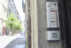 consumo sanciona con 64 millones de euros a airbnb por anunciar viviendas sin licencia