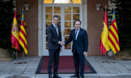 sanchez se compromete con perez llorca a constituir una comision mixta de reconstruccion tras la dana