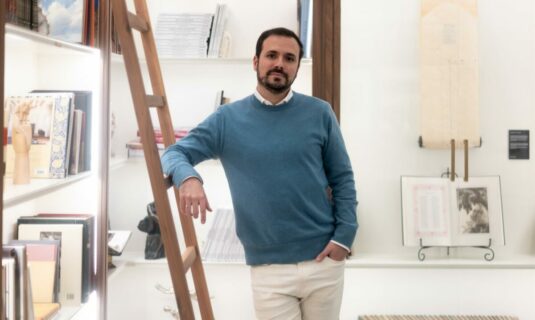 alberto garzon alerta de la foto internacional peligrosa con trump el cuento de la criada parece verosimil