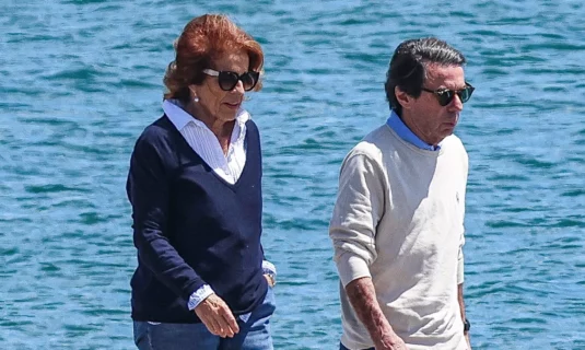 aznar y ana botella aparecen en las facturas de dos paquetes enviados por epstein en 2003 y 2004