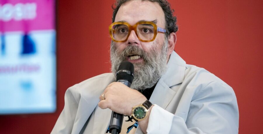 bob pop presentara este sabado su candidatura a las primarias de en comu para la alcaldia de de barcelona