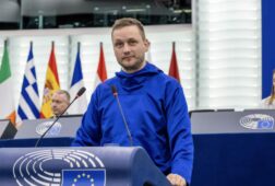 el primer ministro de groenlandia hablara con eeuu pero defiende que nadie ira a apoderarse del territorio