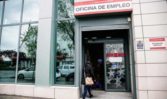 el paro cae en 118 400 personas en 2025 y el empleo marca record de 224 millones con 605 400 empleos mas