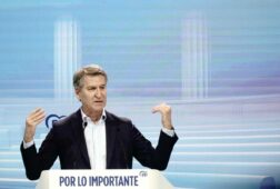 feijoo replica a sanchez que en espana sobra la gente que viene a alterar la convivencia o saltarse las leyes
