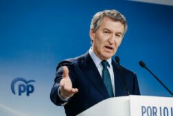 feijoo acusa a sanchez de desviar la atencion con la regularizacion de migrantes