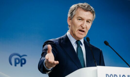 feijoo acusa a sanchez de desviar la atencion con la regularizacion de migrantes