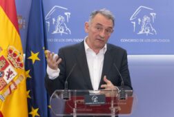 iu reivindica que su posicion de construir un frente amplio que supere a sumar suscita consenso en otros partidos