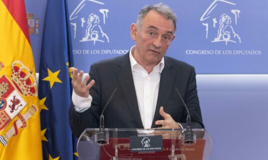 iu reivindica que su posicion de construir un frente amplio que supere a sumar suscita consenso en otros partidos