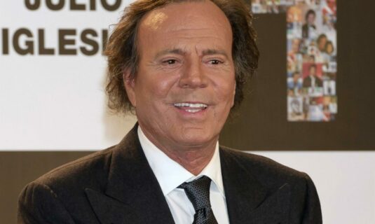 la fiscalia investiga una denuncia contra julio iglesias despues de que exempleadas le acusen de agresion sexual