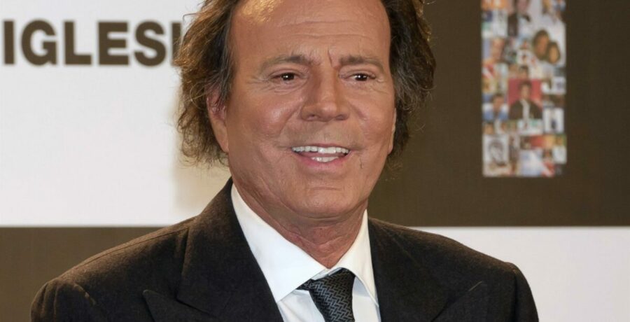 la fiscalia investiga una denuncia contra julio iglesias despues de que exempleadas le acusen de agresion sexual
