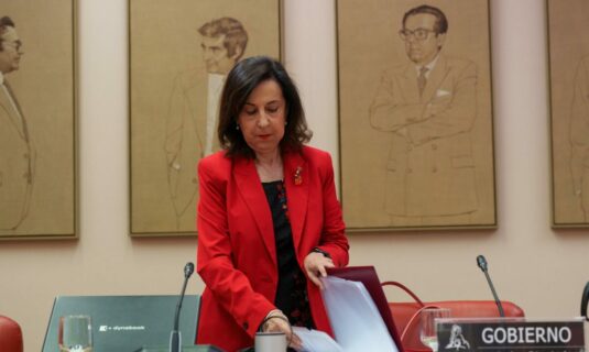 robles acude al congreso para abordar un eventual despliegue de tropas espanolas en ucrania y groenlandia