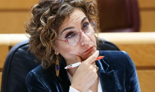 el gobierno permite endeudarse a la comunitat valenciana por valor de 2 500 millones y a c lm por 800 millones