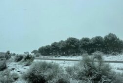 la nieve afecta a mas de 75 carreteras 15 en la red principal y una veintena estan afectadas por la lluvia