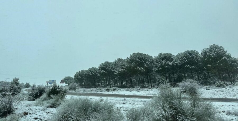 la nieve afecta a mas de 75 carreteras 15 en la red principal y una veintena estan afectadas por la lluvia