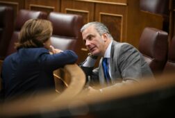 vox envia a ortega smith al gallinero del congreso tras quitarle portavocias y sacarlo de la ejecutiva