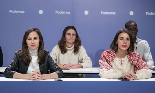 podemos avisa de que sus diputados votaran en contra de mandar tropas a ucrania no a las guerras por dinero