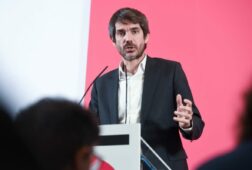 sumar acepta el envio de tropas espanolas a ucrania para un cese al fuego bajo el mandato de la onu