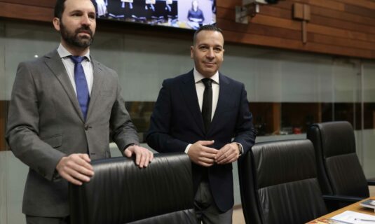 vox ve infinitamente lejos el acuerdo con guardiola tras negarse a acordar la presidencia de la asamblea