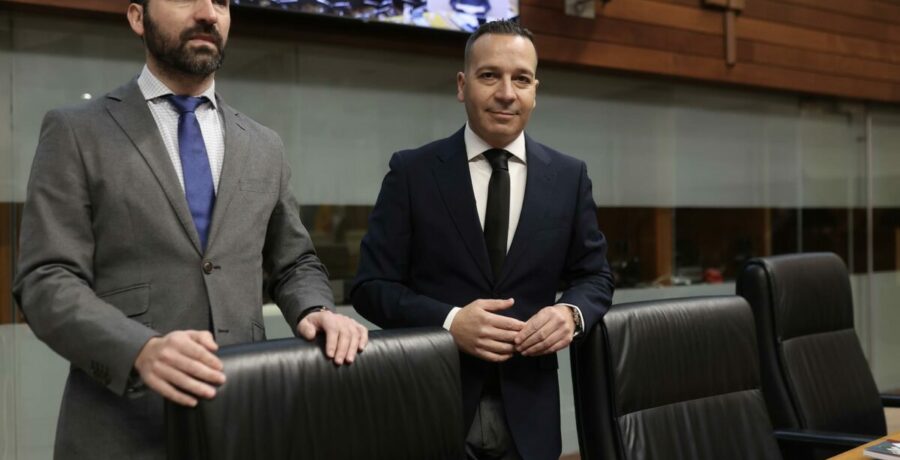 vox ve infinitamente lejos el acuerdo con guardiola tras negarse a acordar la presidencia de la asamblea