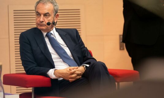 la an pregunta a la fiscalia si investigar la querella de hazte oir contra zapatero por presunta colaboracion con maduro