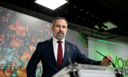 abascal pide a feijoo que deje de insultar a trump y que empiece a entender que los tiempos estan cambiando