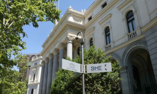 las tensiones en venezuela y el petroleo propician una jornada de fuertes subidas para indra y repsol