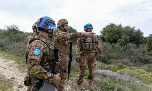 una patrulla espanola desplegada en libano sale ilesa de un ataque de carros de combate israelies