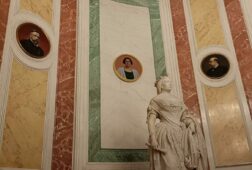 clara campoamor entra en la galeria de ilustres del congreso y se convierte en la primera mujer con tondo en la camara